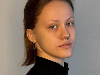 live webcam girl AlainaCaveness