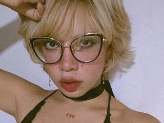 camslut fingering shaved pussy AmelieMari