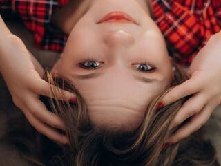 camwhore fingering shaved pussy AnnAmour