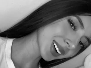 cam girl masturbating with dildo CamilaLorns