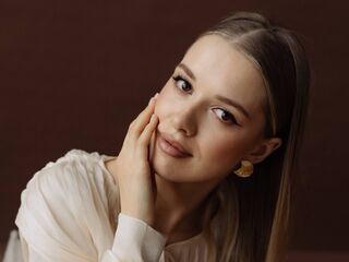 chat with cam CourtneyPothier