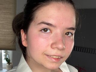 camslut topless DaisyMolen