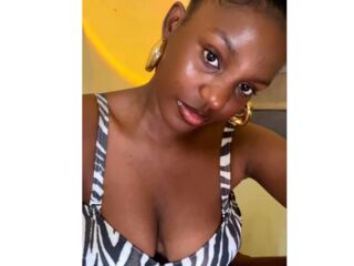 masturbating webcamgirl EleanorVee