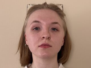 naughty cam girl fingering shaved pussy HienRosse