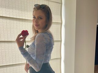 cam girl playing with sextoy IsabellaKain