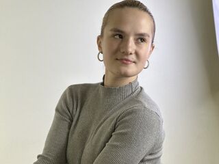 cam girl playing with sextoy LorrianePytko