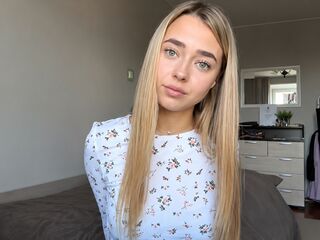 camslut showing pussy MarianaBrookman
