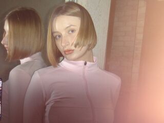 camgirl fingering shaved pussy RosinaHeverley