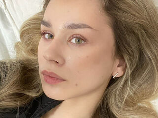 masturbating RoxanePoire