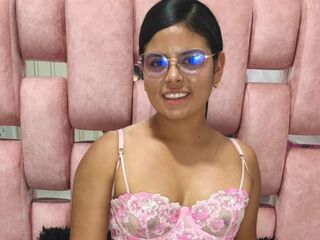 camwhore masturbating with dildo SalomeHarman