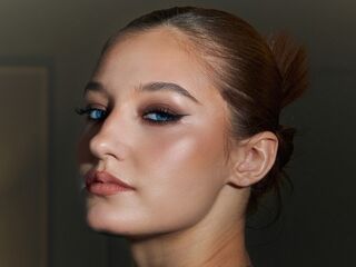 camgirl playing with vibrator VerniaGrenon