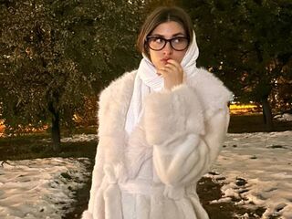 camgirl masturbating with dildo YukoHazer