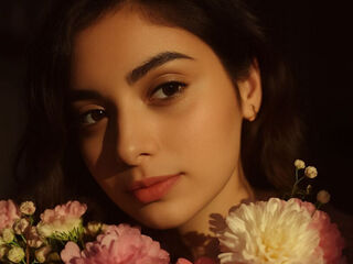 camslut fingering shaved pussy ZaylaAmin